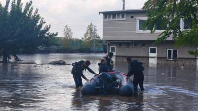 Hatay’da etkili olan sağanak yağış, bazı vatandaşları evlerinde mahsur bıraktı.
