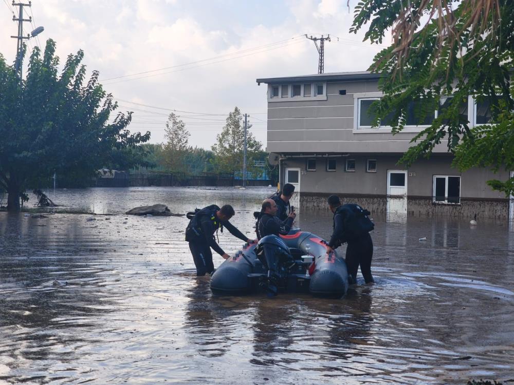 Hatay’da etkili olan sağanak yağış, bazı vatandaşları evlerinde mahsur bıraktı.