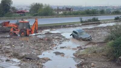 Hatay’ın Payas ilçesinde etkili olan sağanak yağış, Toprakkale-İskenderun Otoyolu’nda heyelana