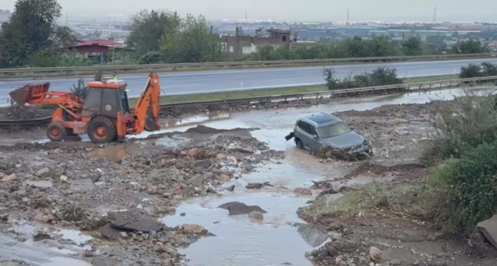 Hatay’ın Payas ilçesinde etkili olan sağanak yağış, Toprakkale-İskenderun Otoyolu’nda heyelana