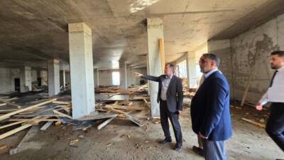 Hatay’ın Antakya ilçesinde, otogar mevkiinde inşa edilen camide çalışmalar aralıksız