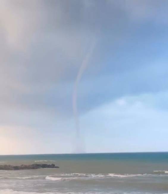 Hatay’ın İskenderun Körfezi’nde sabah saatlerinde deniz üzerinde oluşan hortum, vatandaşlar