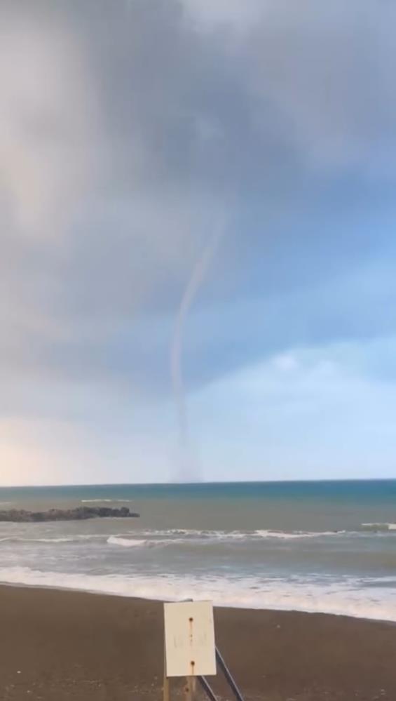 Hatay’ın İskenderun Körfezi’nde sabah saatlerinde deniz üzerinde oluşan hortum, vatandaşlar