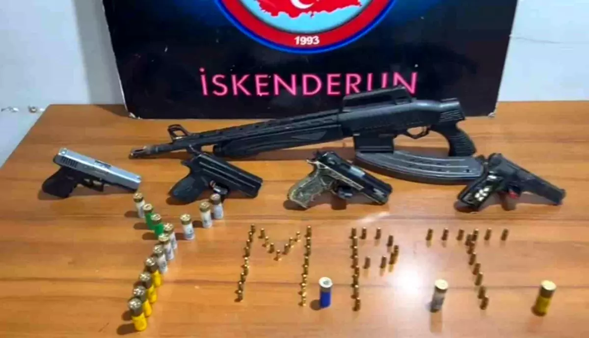 Hatay’ın İskenderun ilçesinde düzenlenen asayiş uygulamasında, polis ekipleri 4 ruhsatsız