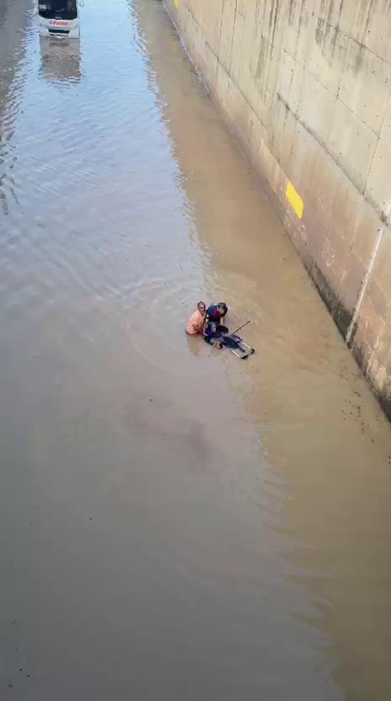 Hatay’da gece saatlerinden itibaren etkili olan şiddetli yağış, hayatı olumsuz