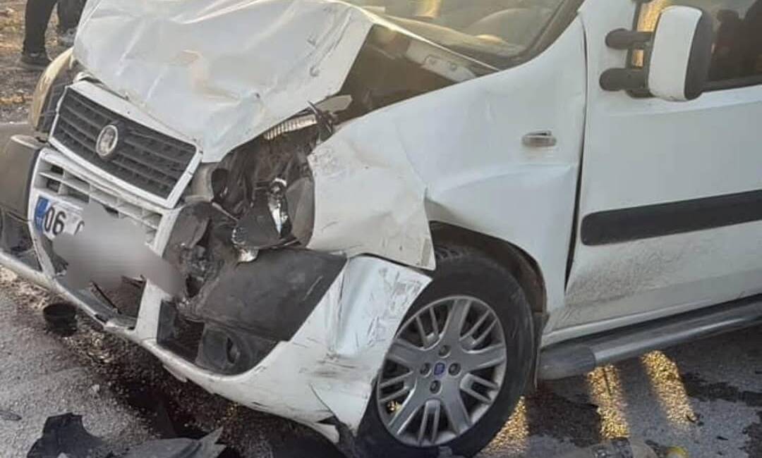 Hatay’ın Altınözü ilçesinde otomobil ile hafif ticari aracın çarpışması sonucu