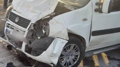 Hatay’ın Altınözü ilçesinde otomobil ile hafif ticari aracın çarpışması sonucu