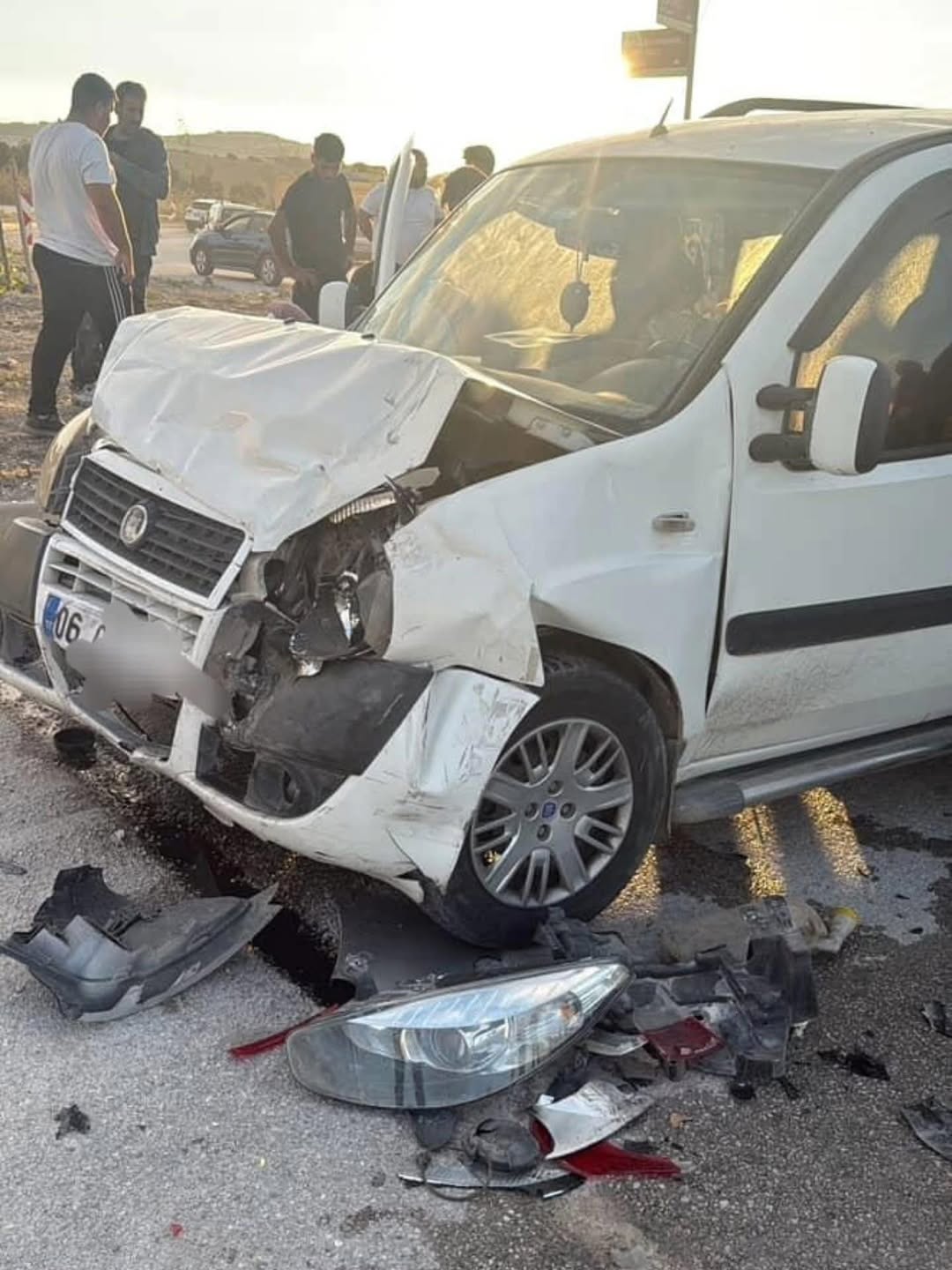 Hatay’ın Altınözü ilçesinde otomobil ile hafif ticari aracın çarpışması sonucu