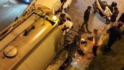 Hatay’ın Defne ilçesinde, refüjdeki ağaçları sulayan su tankeriyle bir kamyonetin