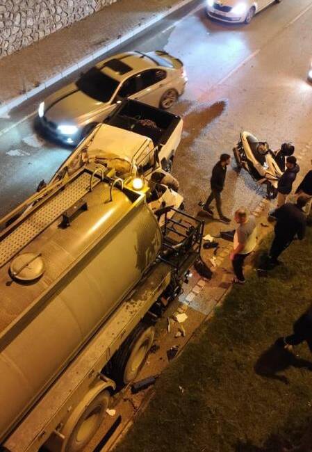 Hatay’ın Defne ilçesinde, refüjdeki ağaçları sulayan su tankeriyle bir kamyonetin