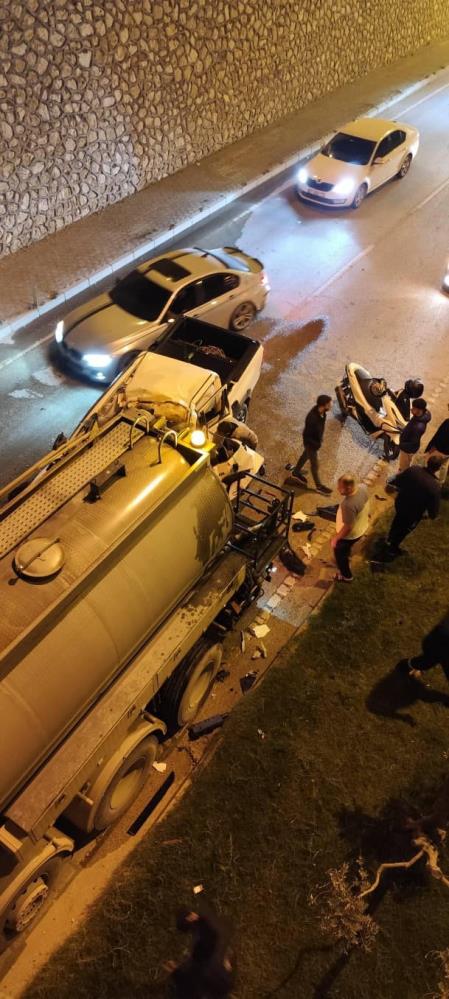 Hatay’ın Defne ilçesinde, refüjdeki ağaçları sulayan su tankeriyle bir kamyonetin