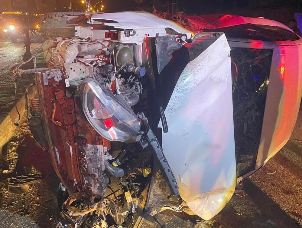 Hatay’ın Dörtyol ilçesinde meydana gelen trafik kazasında bir otomobilin aydınlatma