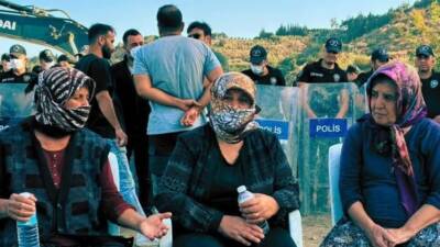 Hatay’ın Samandağ ilçesinde bulunan Kurtderesi Mahallesi’nde vatandaşlar, tarım arazilerinin ve