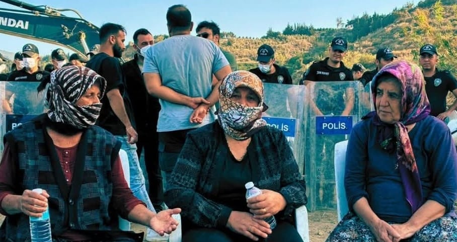 Hatay’ın Samandağ ilçesinde bulunan Kurtderesi Mahallesi’nde vatandaşlar, tarım arazilerinin ve
