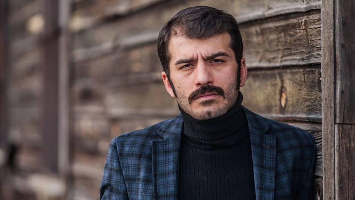 Oyuncu Ufuk Bayraktar ve arkadaşı Volkan Akbaş, Beyoğlu’ndaki bir restoranda