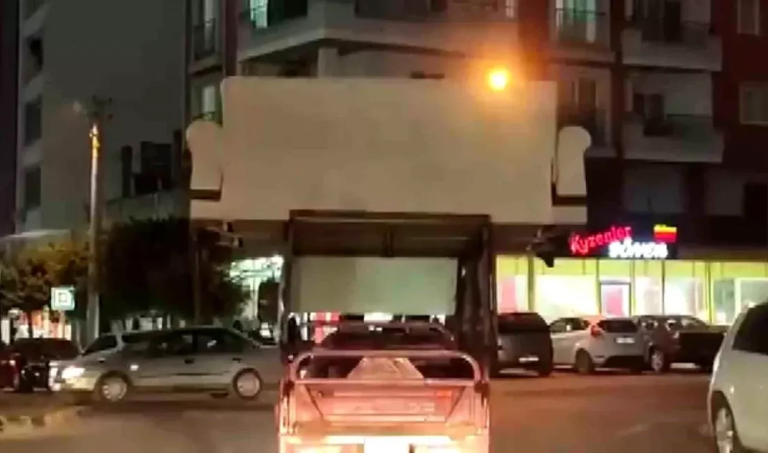 Hatay’ın Payas ilçesinde, akan trafikte 3 tekerli motosikletle koltuk taşıyan