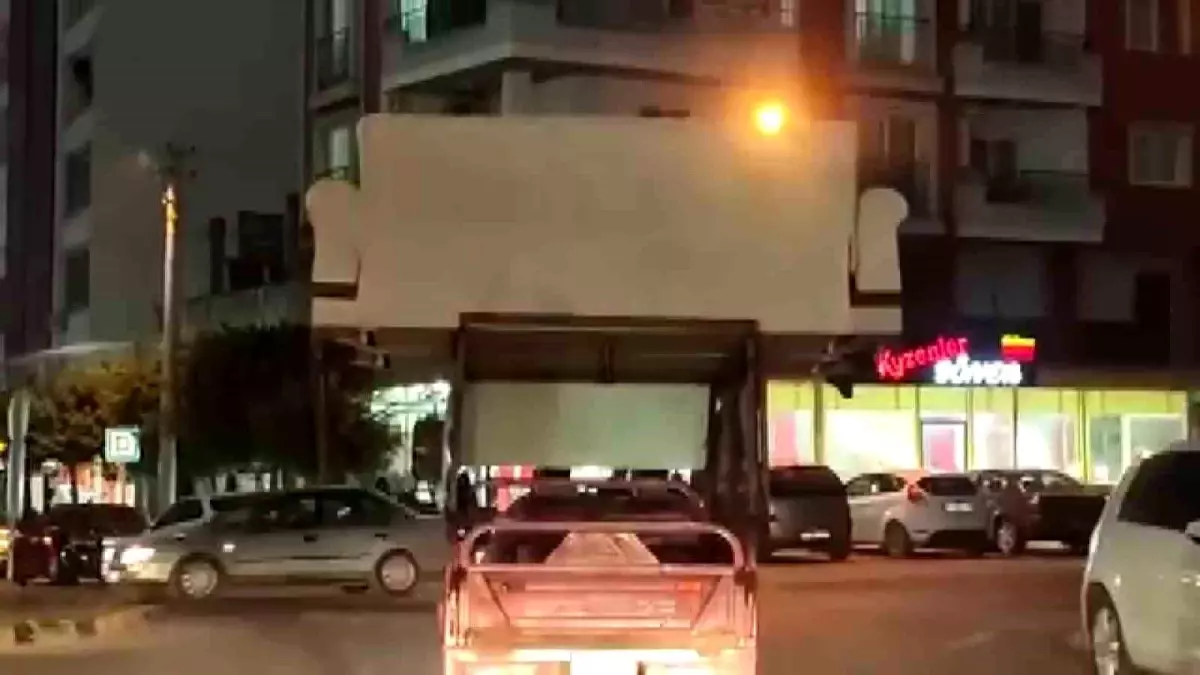 Hatay’ın Payas ilçesinde, akan trafikte 3 tekerli motosikletle koltuk taşıyan