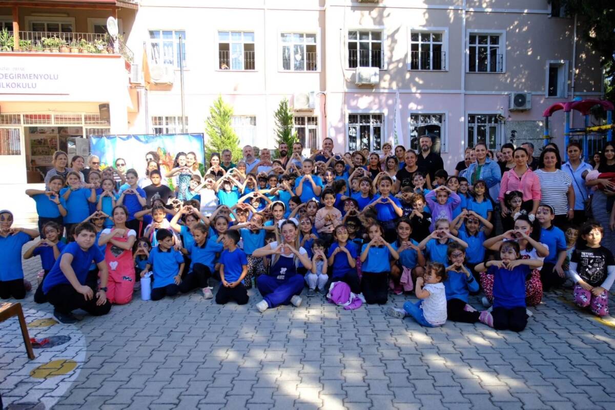 Defne Belediyesi’nin mahallelerde düzenlediği çocuk şenlikleri tüm hızıyla sürüyor. Bu