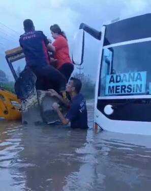 Hatay’ın Payas ilçesinde etkili olan sağanak yağış, ilçede hayatı felç