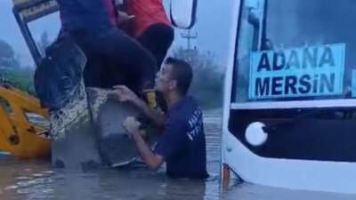 Hatay’ın Payas ilçesinde etkili olan sağanak yağış, ilçede hayatı felç