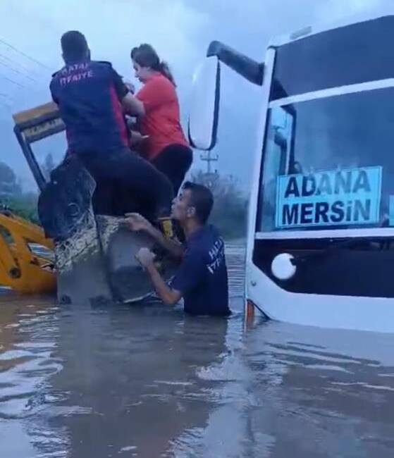 Hatay’ın Payas ilçesinde etkili olan sağanak yağış, ilçede hayatı felç