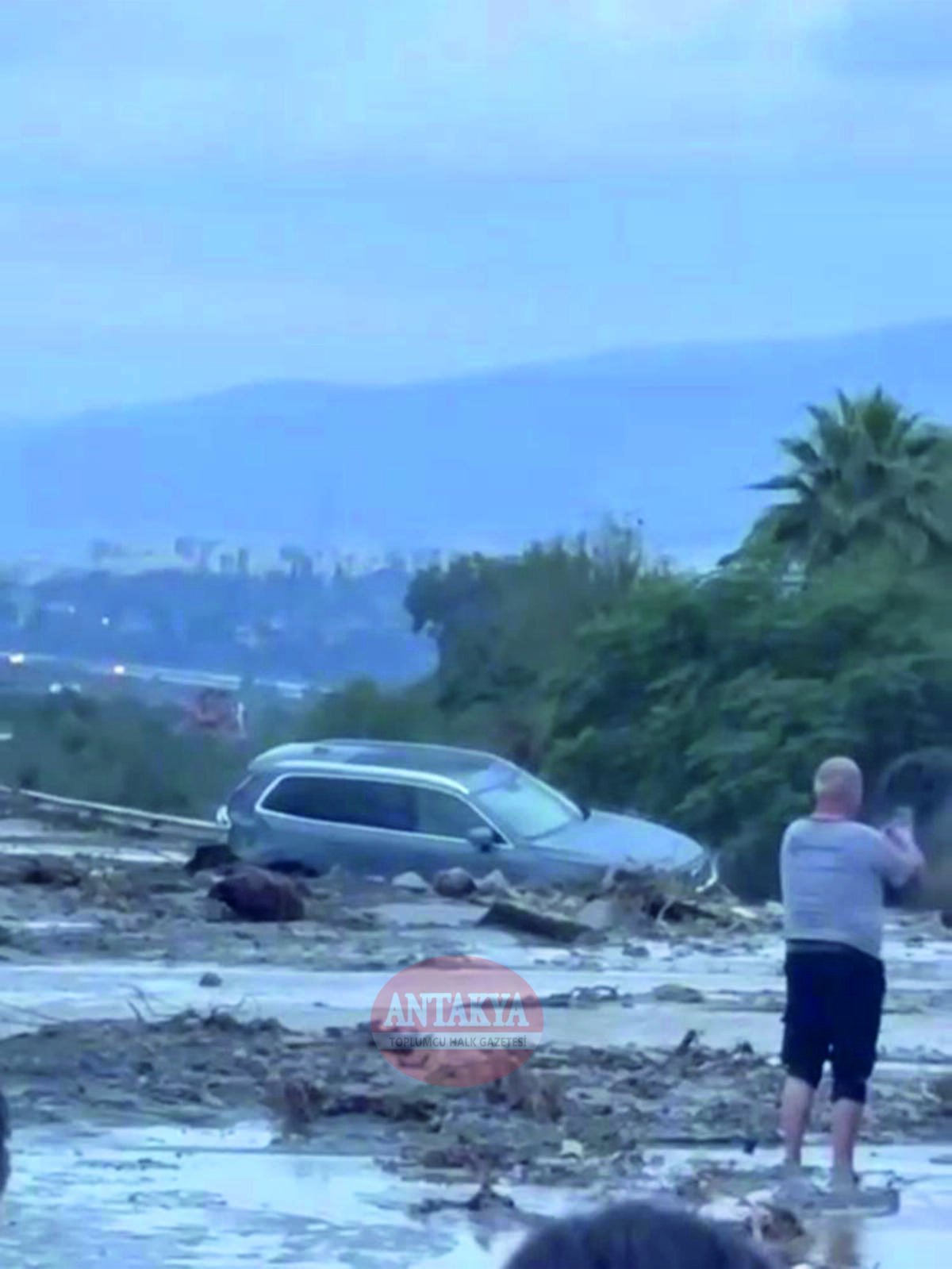 Hatay’da gece saatlerinden itibaren etkili olan sağanak yağış, hayatı olumsuz