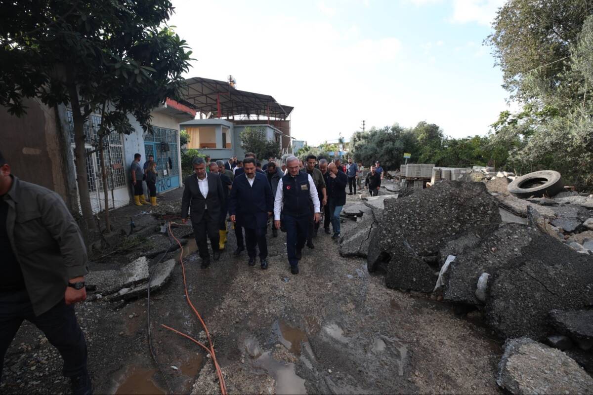 Hatay’ın Payas ilçesinde etkili olan sağanak yağışın ardından bölgede incelemelerde