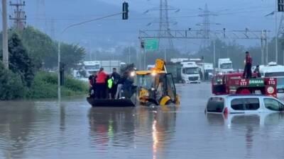 Hatay’ın kıyı ilçelerinde gece saatlerinden itibaren etkili olan sağanak yağış,