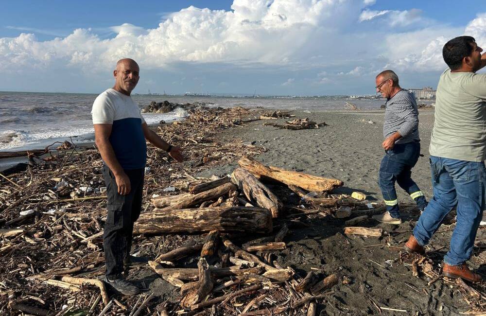 Hatay sahilleri yağmurun sert yüzünü gösterdi Hatay’ın kıyı ilçelerinde etkili olan şiddetli yağış, Akdeniz sahillerini kütüklerle