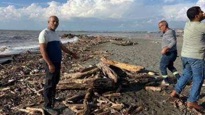 Hatay’ın kıyı ilçelerinde etkili olan şiddetli yağış, Akdeniz sahillerini kütüklerle
