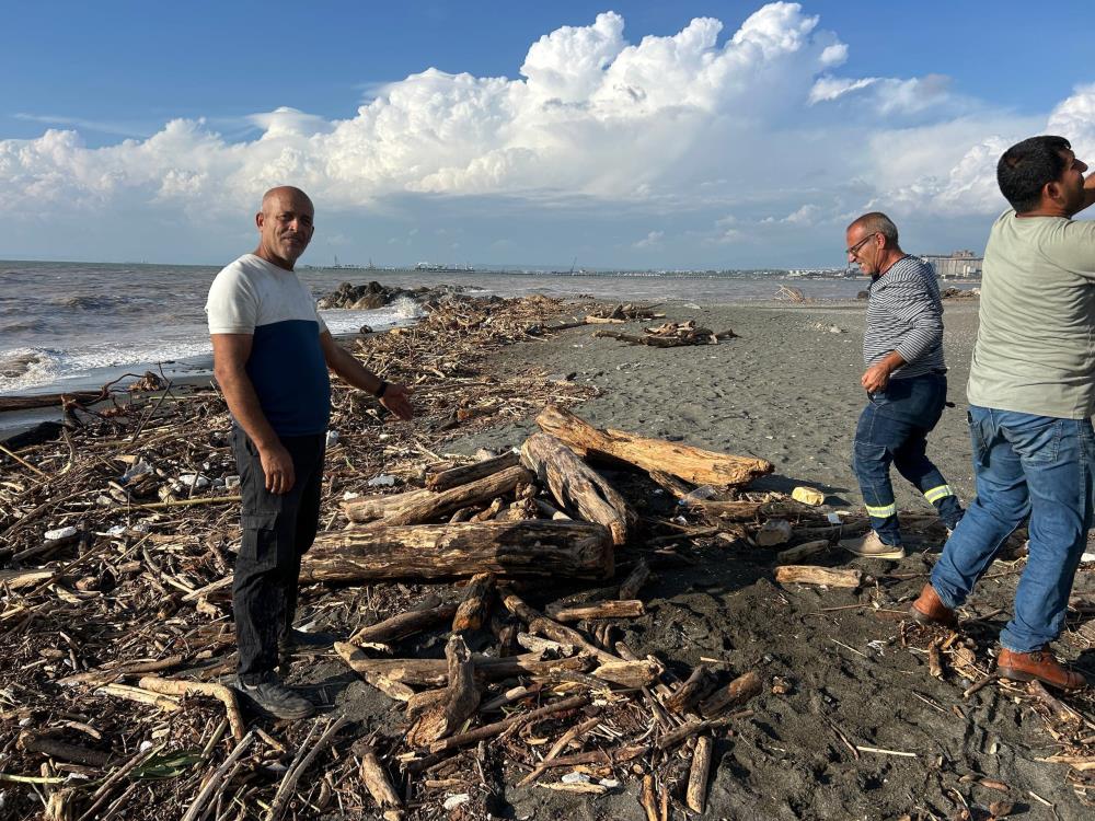 Hatay’ın kıyı ilçelerinde etkili olan şiddetli yağış, Akdeniz sahillerini kütüklerle