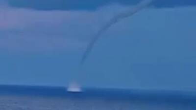 Hatay’ın Samandağ ilçesinde, sabah saatlerinde deniz yüzeyinde oluşan hortum, vatandaşlar