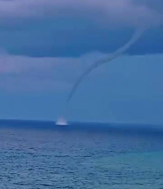 Hatay’ın Samandağ ilçesinde, sabah saatlerinde deniz yüzeyinde oluşan hortum, vatandaşlar