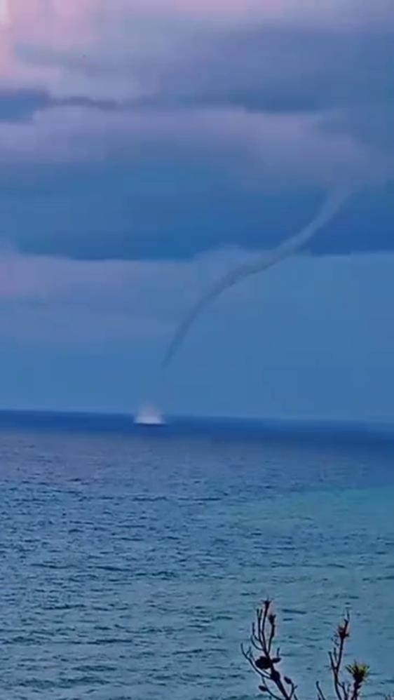 Hatay’ın Samandağ ilçesinde, sabah saatlerinde deniz yüzeyinde oluşan hortum, vatandaşlar