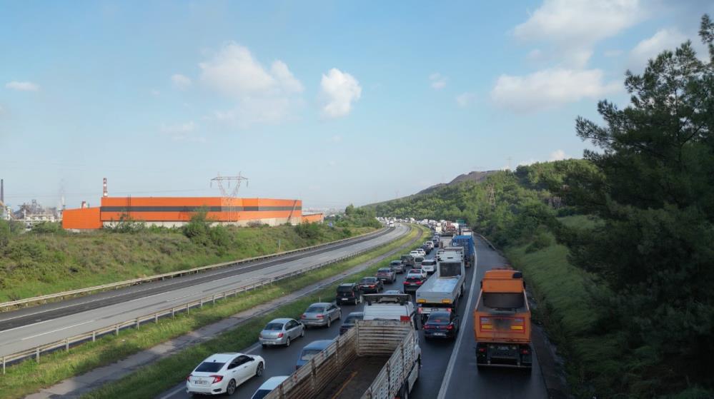 Hatay’da şiddetli yağış sonrası meydana gelen heyelan, Toprakkale-İskenderun Otoyolu’nu trafiğe