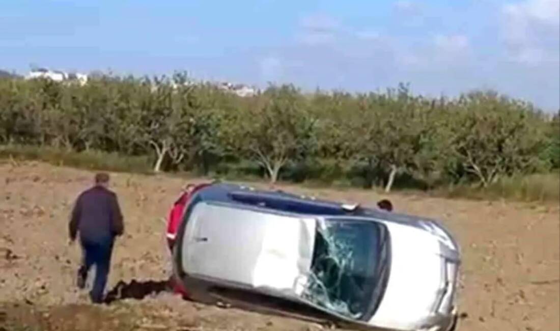 Hatay’ın Kırıkhan ilçesinde, sürücüsünün kontrolünü kaybettiği otomobil tarlaya uçarak yan