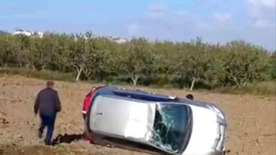 Hatay’ın Kırıkhan ilçesinde, sürücüsünün kontrolünü kaybettiği otomobil tarlaya uçarak yan