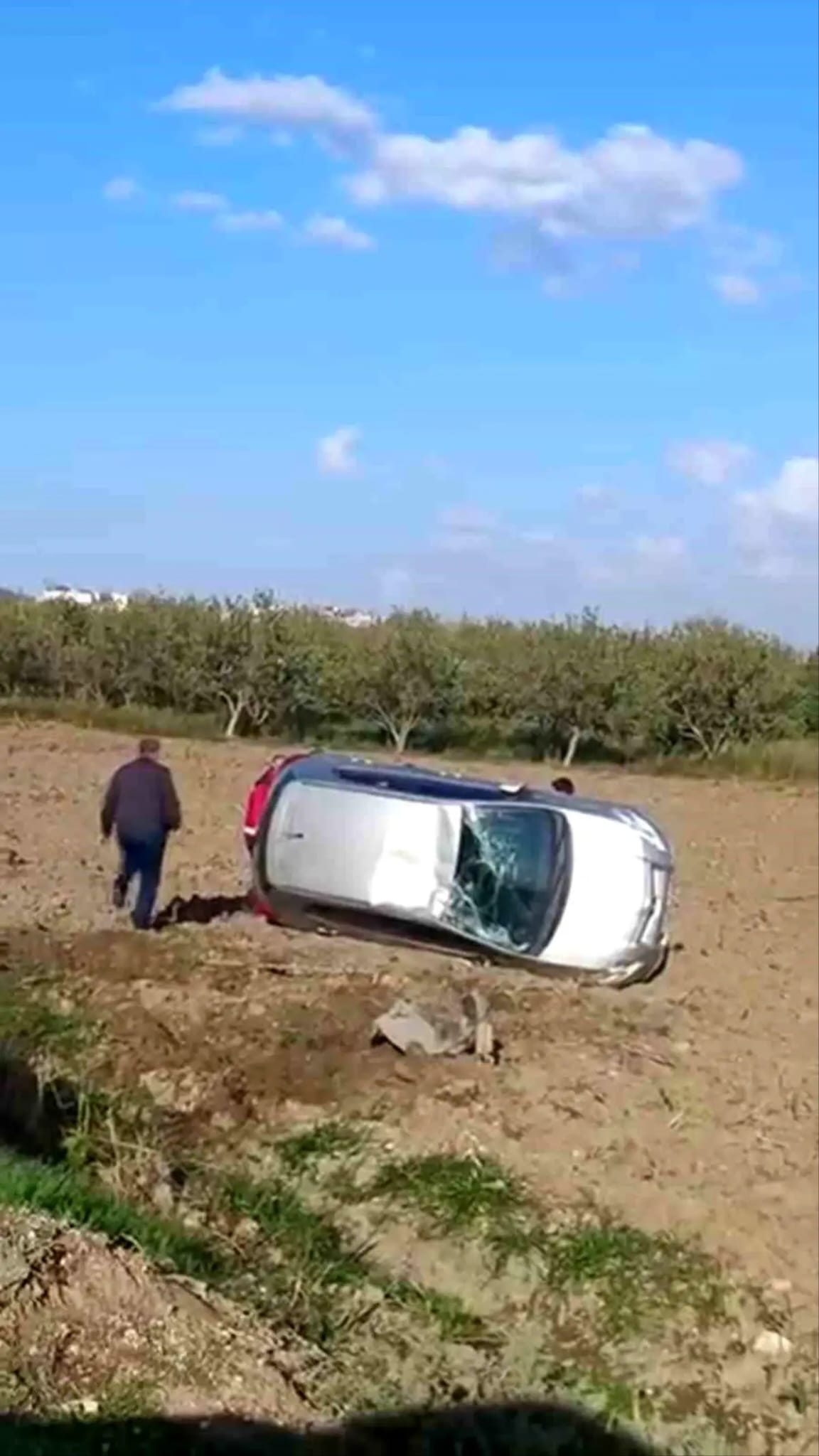 Hatay’ın Kırıkhan ilçesinde, sürücüsünün kontrolünü kaybettiği otomobil tarlaya uçarak yan