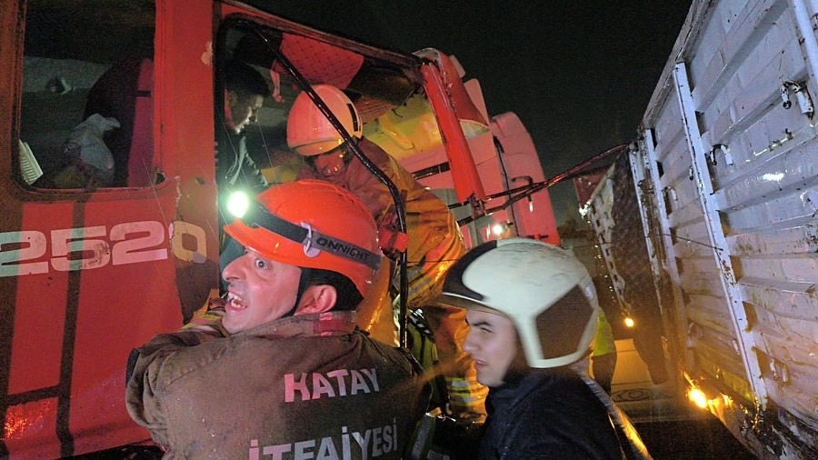 Hatay’ın Dörtyol ilçesinde iki tırın karıştığı trafik kazasında bir sürücü