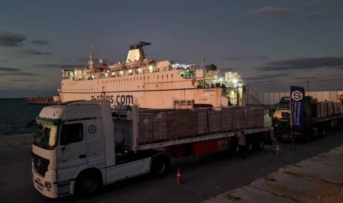 Türkiye’nin 17. “İyilik Gemisi”nden indirilen insani yardım malzemelerini taşıyan 25