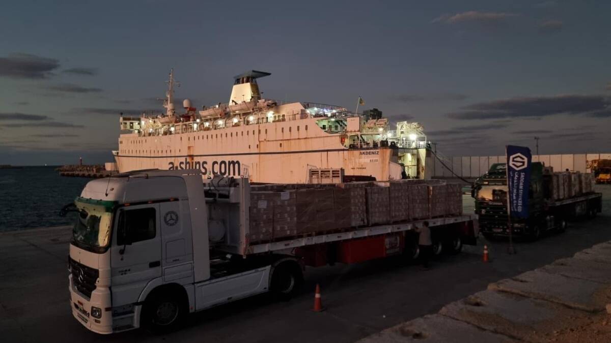 Türkiye’nin 17. “İyilik Gemisi”nden indirilen insani yardım malzemelerini taşıyan 25
