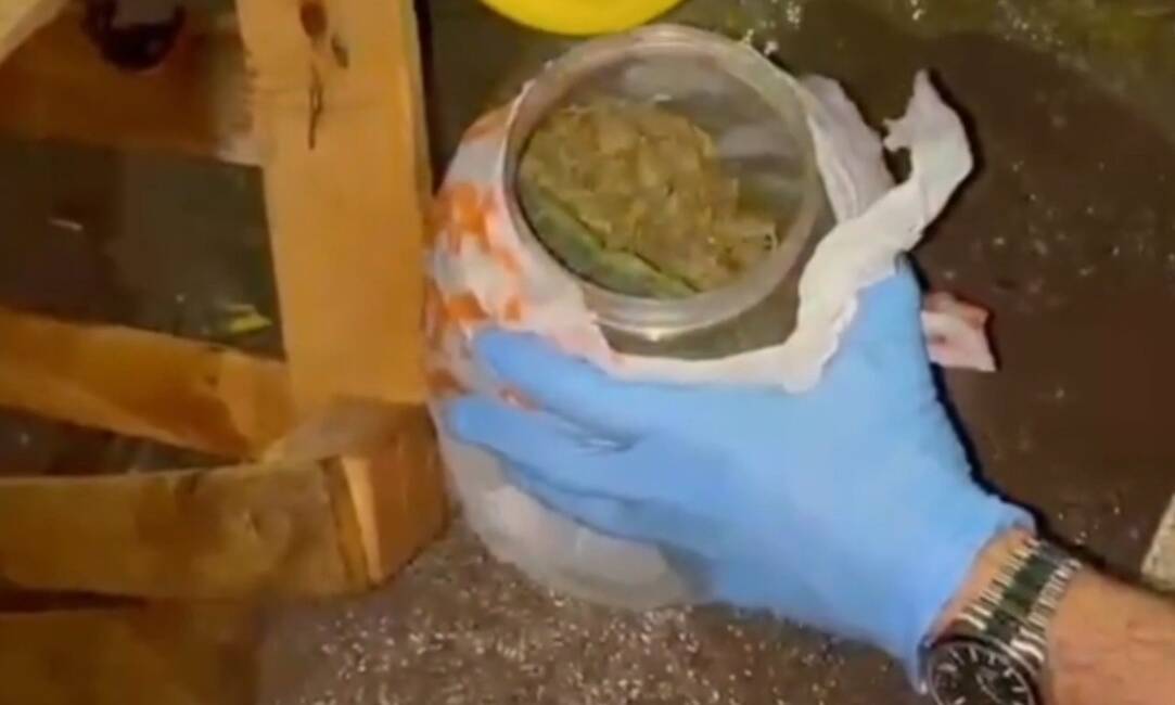 Hatay’ın İskenderun ilçesinde polis ekiplerinin gerçekleştirdiği uyuşturucu operasyonunda 4 kişi