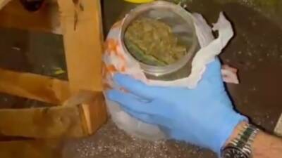 Hatay’ın İskenderun ilçesinde polis ekiplerinin gerçekleştirdiği uyuşturucu operasyonunda 4 kişi