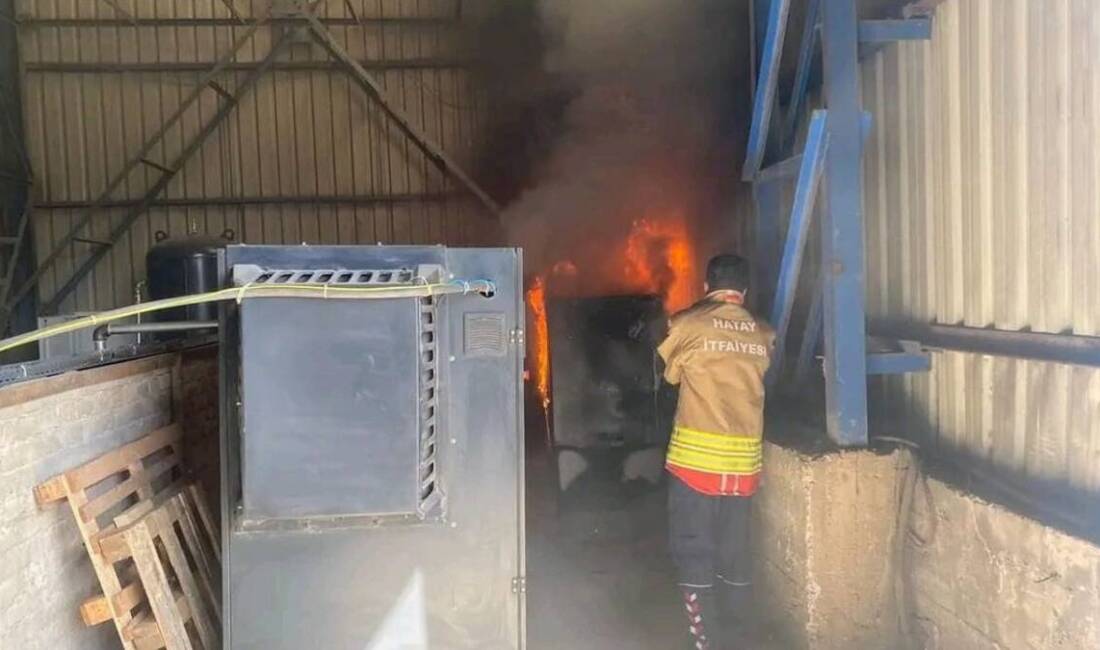 Hatay’ın Payas ilçesinde bir iş yerinde çıkan yangın, itfaiye ekiplerinin
