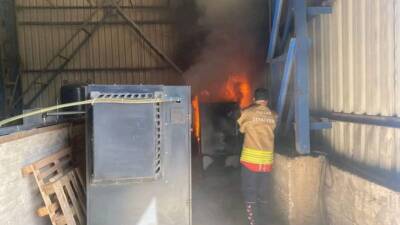 Hatay’ın Payas ilçesinde bir iş yerinde çıkan yangın, itfaiye ekiplerinin