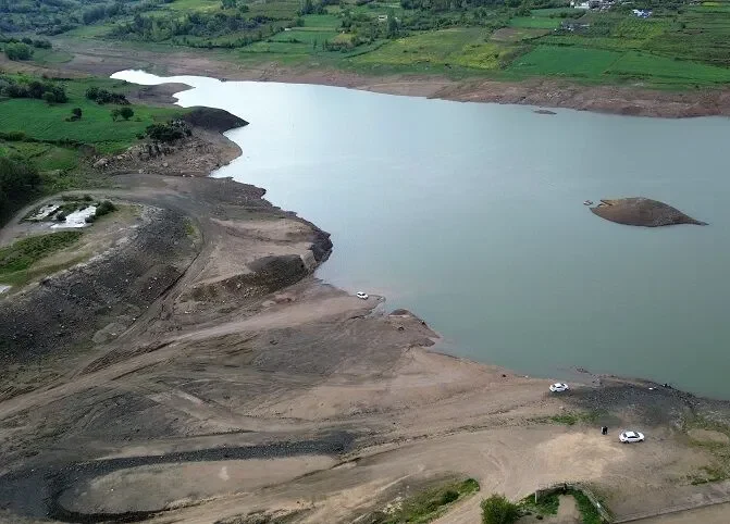 Hatay’ın Yayladağı ilçesindeki Yayladağı Barajı’nda su seviyesi kritik seviyeye geriledi.