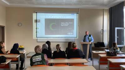 Hatay’da, Yeşilay tarafından kadın muhtarlara yönelik bağımlılıkla mücadele eğitimi gerçekleştirildi.