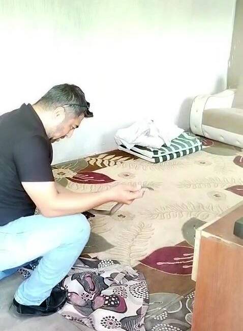 Vatandaşları Korkutan Yılanı Ellerle Yakaladı Hatay’ın Payas ilçesinde yaşayan ve “Yılancı Kemal” olarak tanınan Kemal