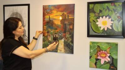 Yağlı boya, pastel, kuru boya ve karakalem çalışmalarıyla dikkat çeken