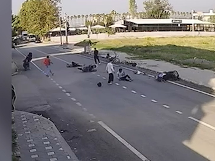 Hatay’ın Dörtyol ilçesinde iki motosikletin çarpıştığı anlar, bir iş yerinin